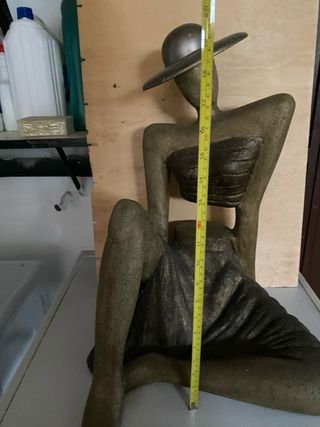 Statua donna con cappello