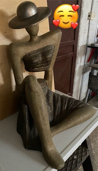 Statua donna con cappello