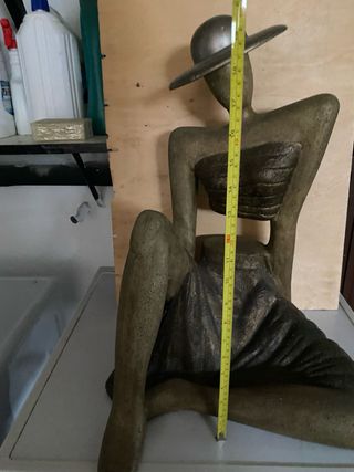 Statua donna con cappello