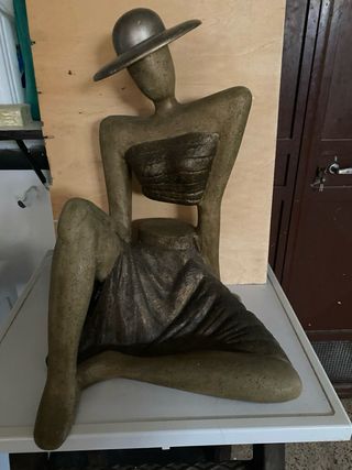 Statua donna con cappello