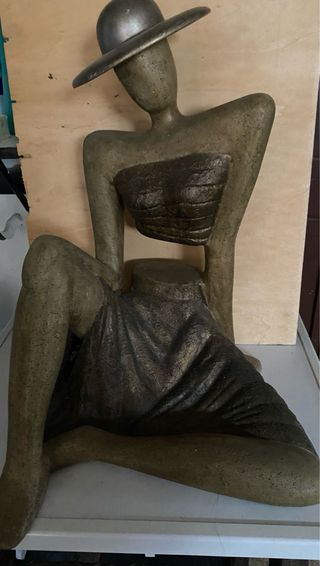 Statua donna con cappello