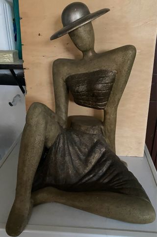 Statua donna con cappello