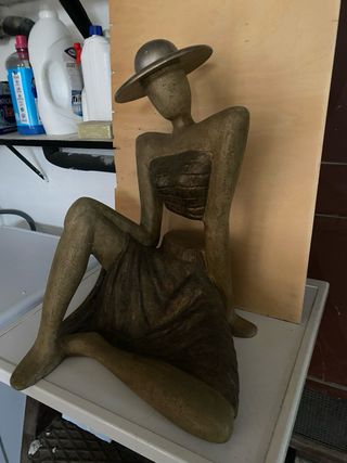 Statua donna con cappello