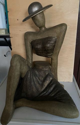 Statua donna con cappello