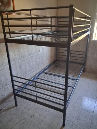 Literas metálicas grises