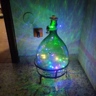 Antiche damigiane in vetro da 54 litri.