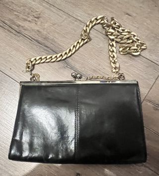Bolso de mano vintage negro con cadena dorada