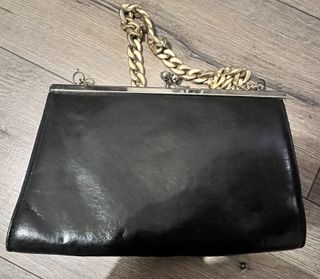 Bolso de mano vintage negro con cadena dorada