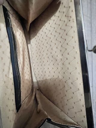 Bolso de mano vintage negro con cadena dorada