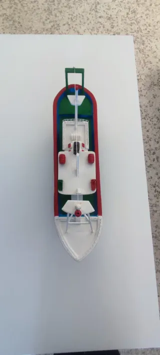 Barco pesquero hecho a mano