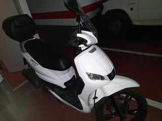 Moto como nueva 102 km, se vende por no poder llev