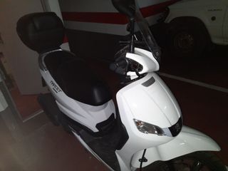 Moto como nueva 102 km, se vende por no poder llev
