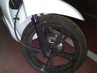 Moto como nueva 102 km, se vende por no poder llev