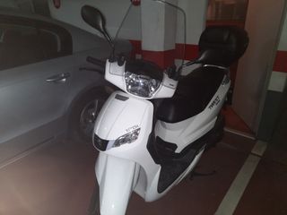 Moto como nueva 102 km, se vende por no poder llev