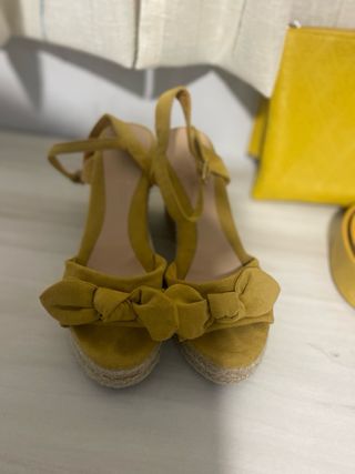 Zapatos, cinturón y bolso amarillo