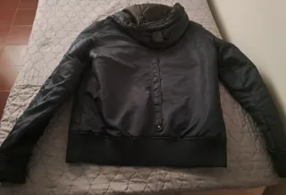 Plumífero hombre negro