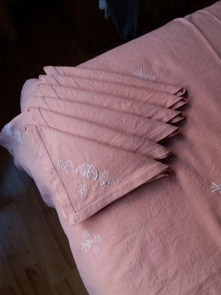 Mantel rosa bordado