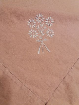 Mantel rosa bordado