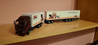 Camión Mega Trailer JOAL Volvo Marca Joal