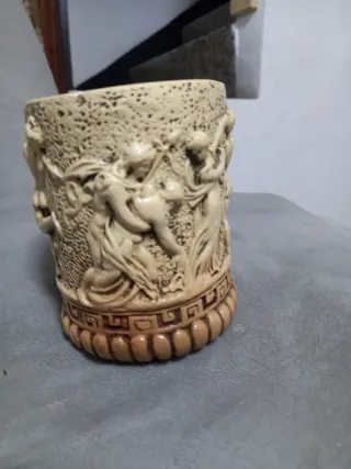 Jarrón antiguo con figuras