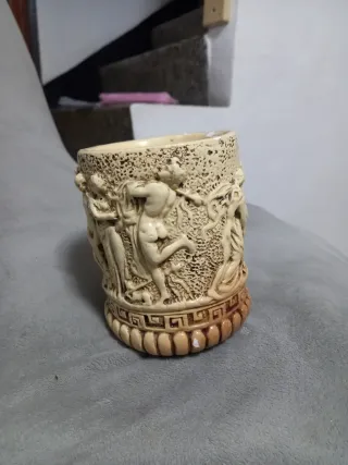 Jarrón antiguo con figuras