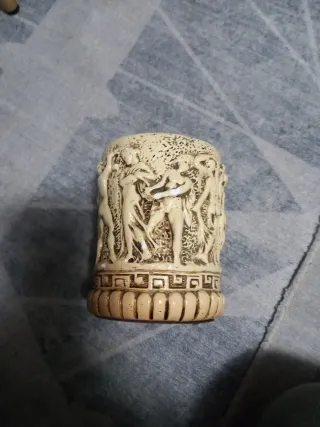 Jarrón antiguo con figuras