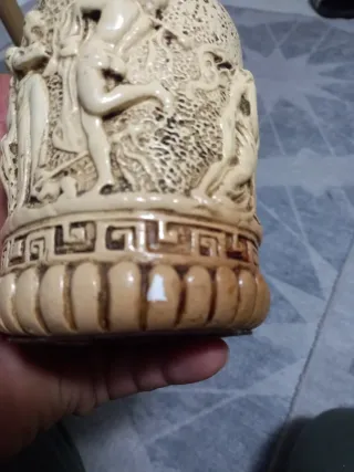 Jarrón antiguo con figuras