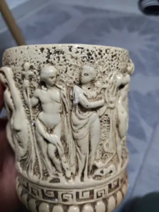 Jarrón antiguo con figuras