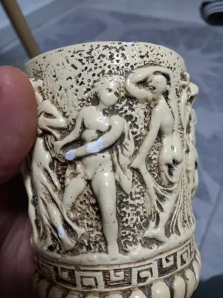 Jarrón antiguo con figuras