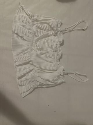 Top Bershka blanco plisado tirantes