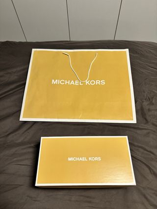 Borse Guess e scatole Michael Kors