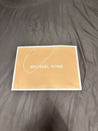 Borse Guess e scatole Michael Kors