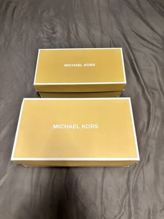 Borse Guess e scatole Michael Kors