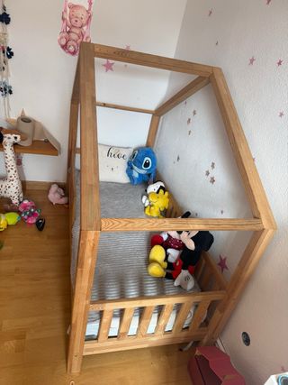 Cama infantil de madera estilo montesori