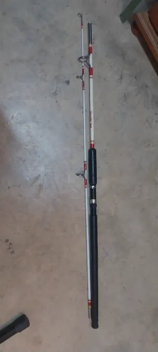 Caña de pesca blanca y roja