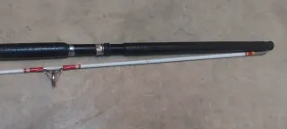 Caña de pesca blanca y roja