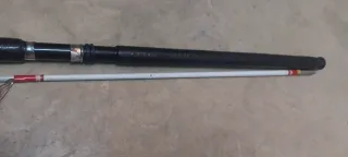 Caña de pesca blanca y roja