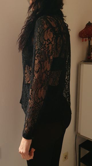 Camisa de encaje negro con botones