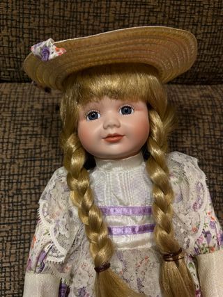 Muñeca de porcelana con sombrero