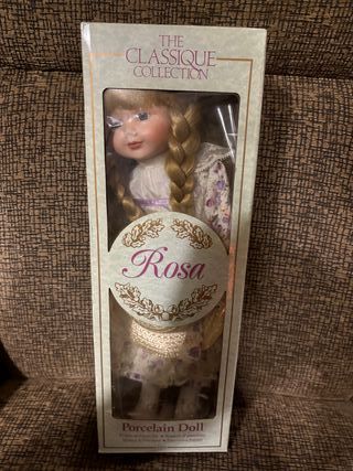 Muñeca de porcelana con sombrero