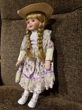 Muñeca de porcelana con sombrero