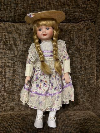 Muñeca de porcelana con sombrero