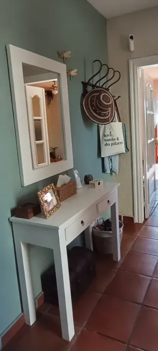 Recibidor blanco con espejo