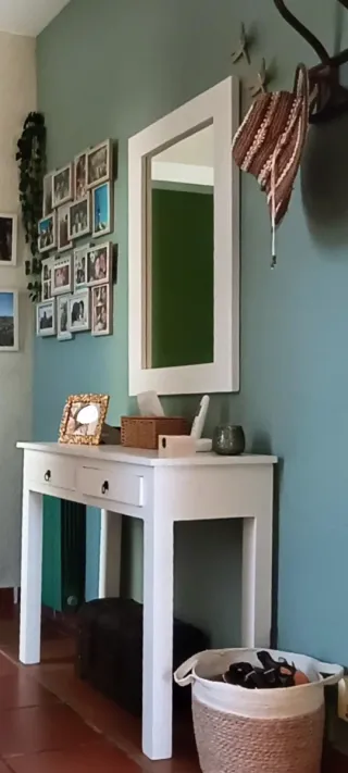 Recibidor blanco con espejo