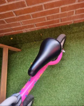 Bicicleta sin pedales rosa marca Nancy