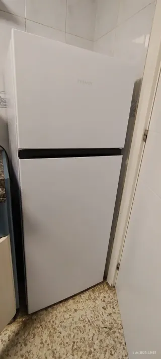 Nevera blanca, se vende por otra más grande.