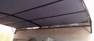 Pérgola metálica y de tela