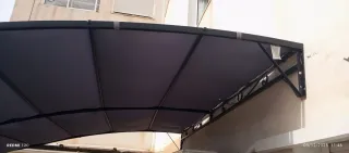 Pérgola metálica y de tela