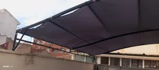 Pérgola metálica y de tela