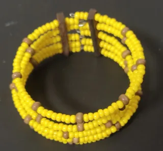 Pulseras de cuentas y madera